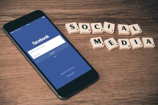 social_media_twitter_facebook_iphone_mobile_seo_media_design-730863.jpg