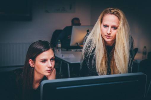 woman_computer_office_desk_person-177515.jpg